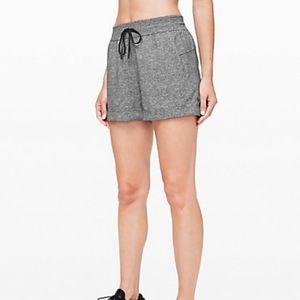 NWT Lululemon 3" Spring Break Away Short Sz 8 Gray
